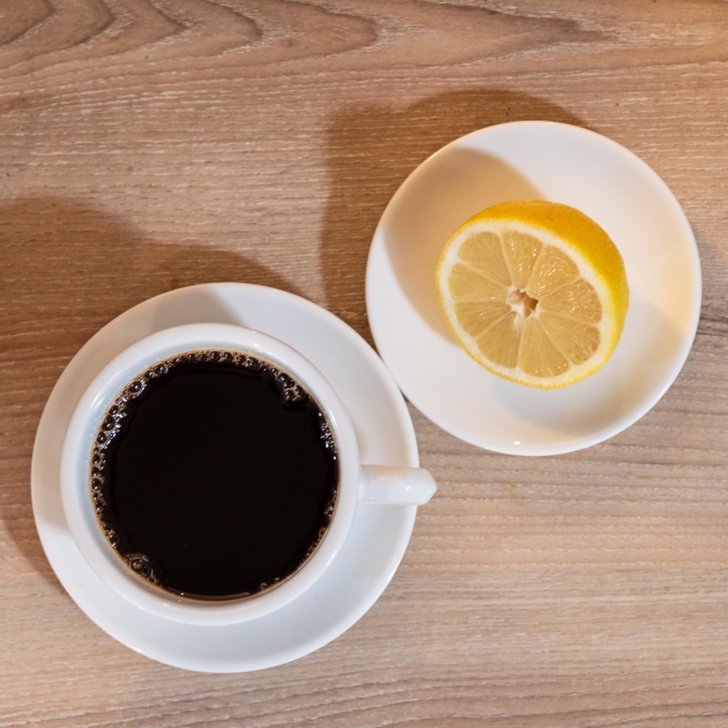 schwarzer Kaffee mit Zitrone gegen Kopfschmerz