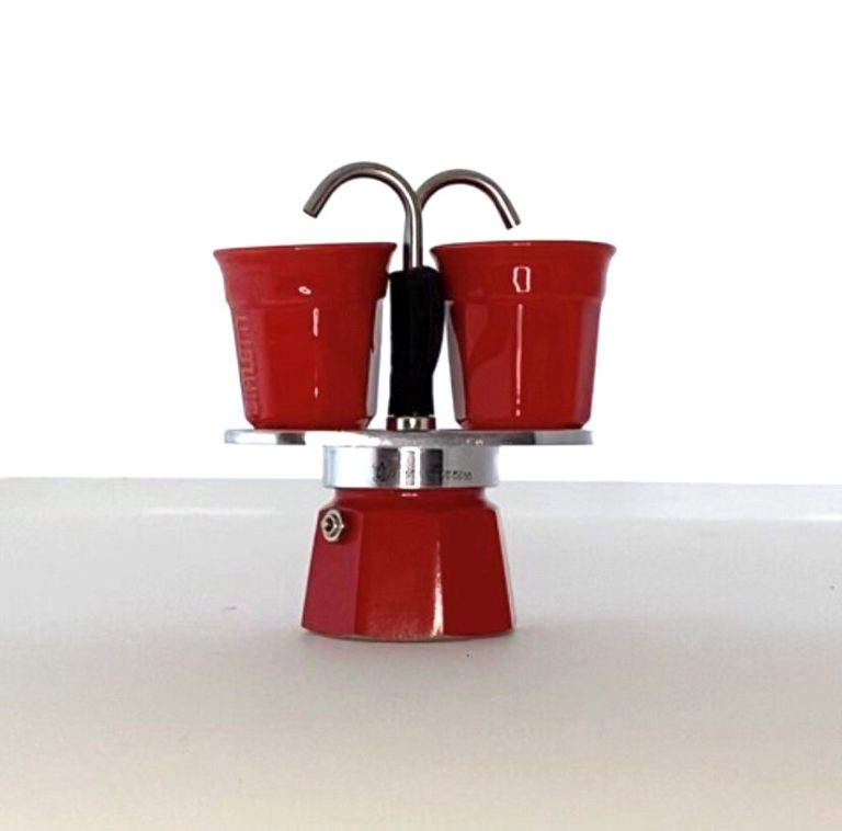Die kleine Bialetti mit zwei roten Tassen