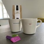 Großer Henkelbecher von Hand gestempelt