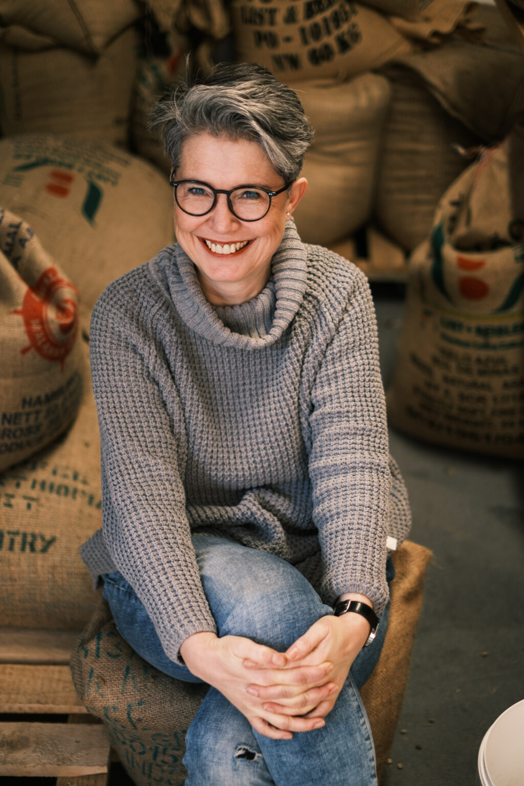Nicole Kirschner in ihrer Kaffeerösterei – vor Säcken mit Rohkaffee