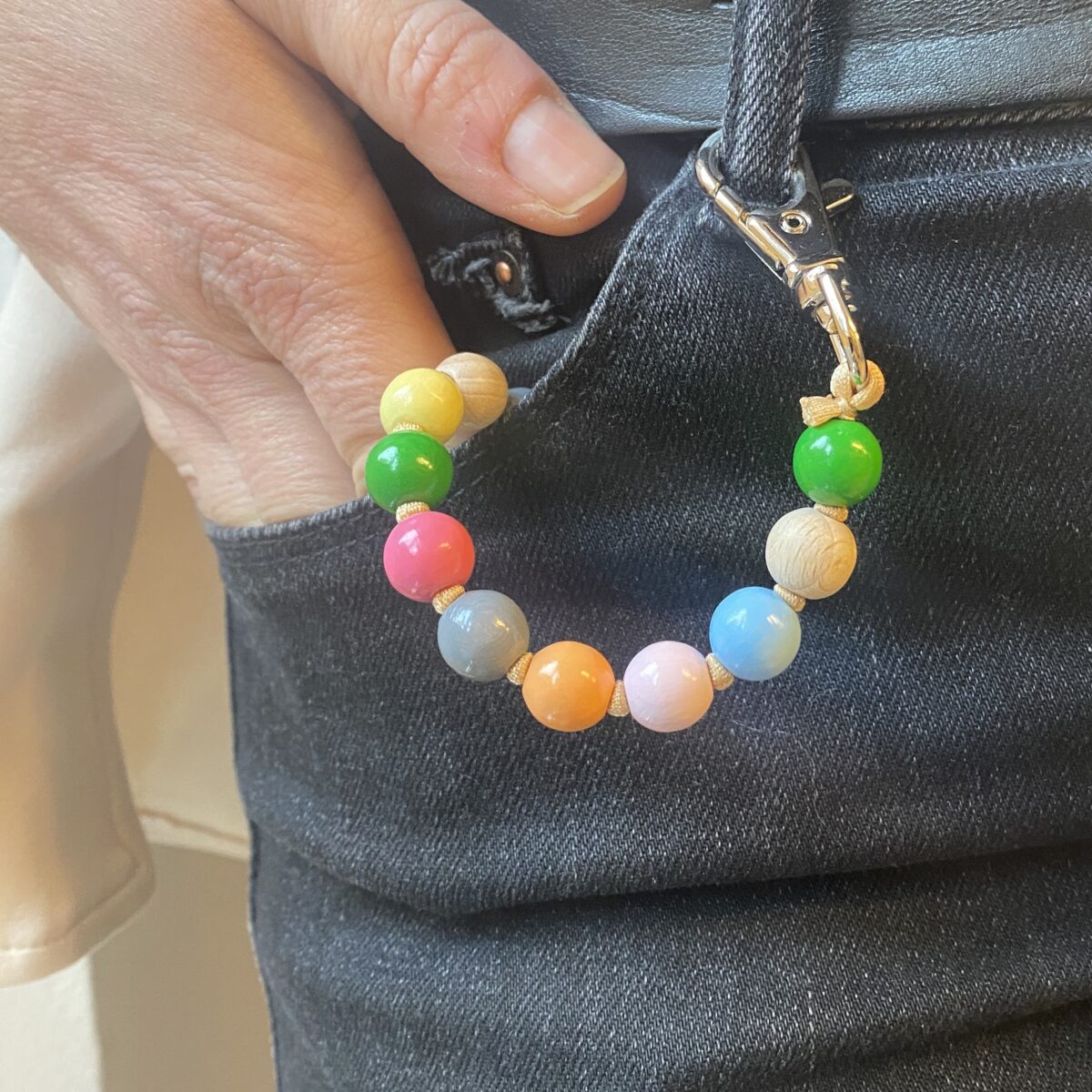 Ina-Seifart-Schlüsselband-kurz-Ambiente2 Perlenschlüsselband kurz von Ina Seifart – Bild 2