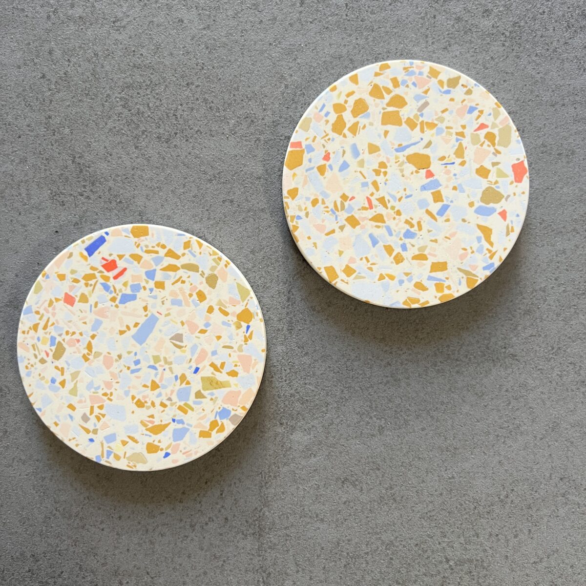 Objet-Vague-2-Untersetzer-Terrazzo-Creme-Ocker 2er Set Untersetzer - Terrazzo – Bild 1