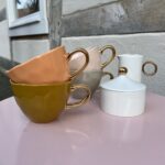 Becher mit goldenem Henkel