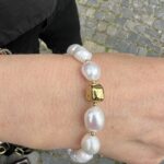 Armband mit größeren Perlen/ gold