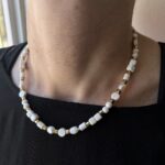 Kette mit weißem Porzellan und Perlen