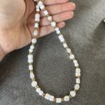 Kette mit weißem Porzellan und Perlen – Bild 3