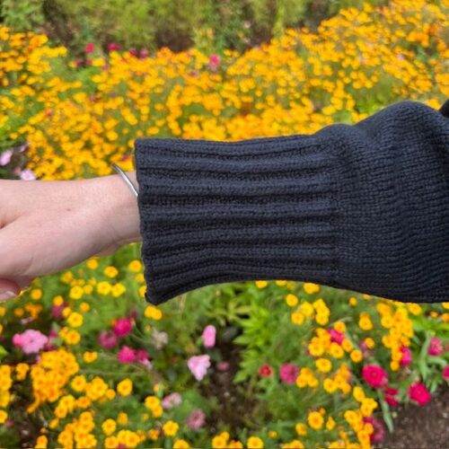 Hindahl&Skudelny-Kastenpullover-Schwarz-Weß-Detail1 Rollkragenpullover schwarz mit Streifen – Bild 4