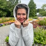 Grauer Kapuzenpullover – Bild 2