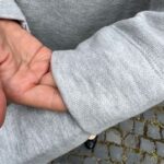 Grauer Kapuzenpullover – Bild 4