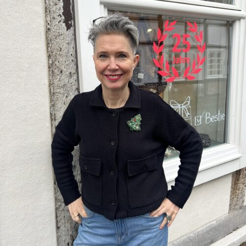 Clara Himmel schwarze Strickjacke vorne Bequeme Strickjacke - schwarz – Bild 1