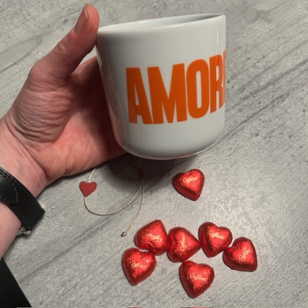 Becher Amore dekoriert mit Herzchen