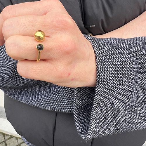 Ring mit Kugel und Stein