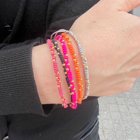 Schmückstück-Armband-geflochten-mit goldenen-Details-Ambiente