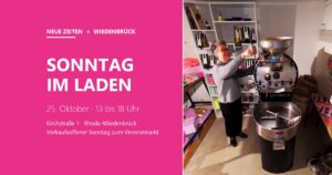 Nicole Kirschner an der Kaffeeröstmaschine in ihrem Laden Neue Zeiten, daneben der Hinweis auf den verkaufsoffenen Sonntag am 25. Oktober von 13 bis 18 Uhr