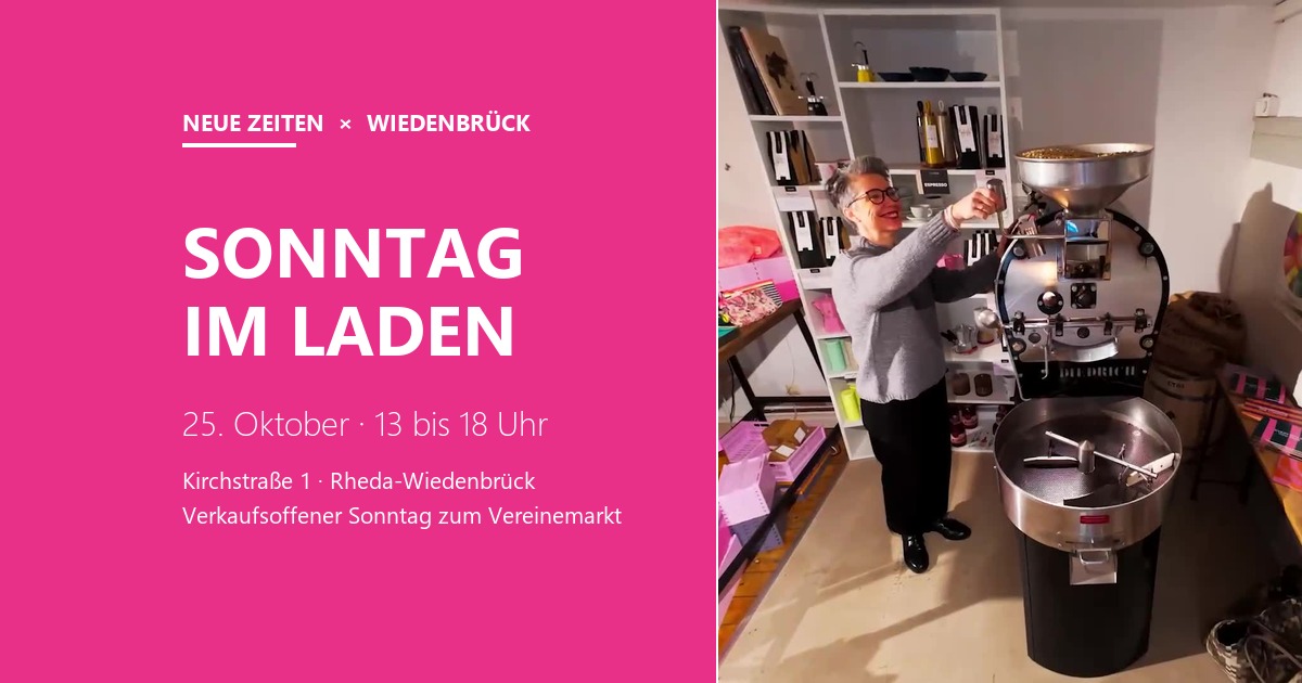 Nicole Kirschner an der Kaffeeröstmaschine in ihrem Laden Neue Zeiten, daneben der Hinweis auf den verkaufsoffenen Sonntag am 25. Oktober von 13 bis 18 Uhr